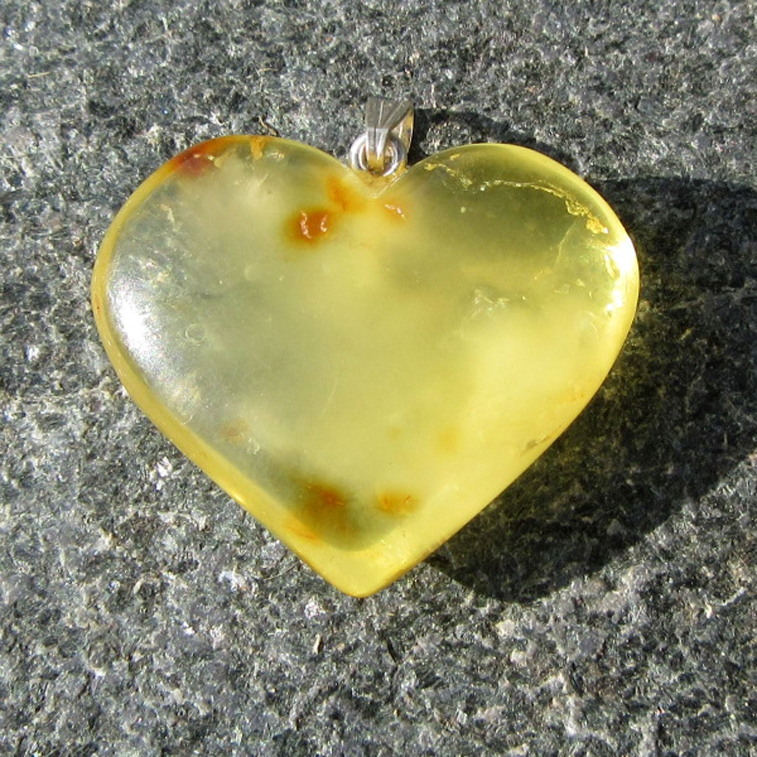 Sonnengelbes Bernsteinherz mit Wolke aus Silber