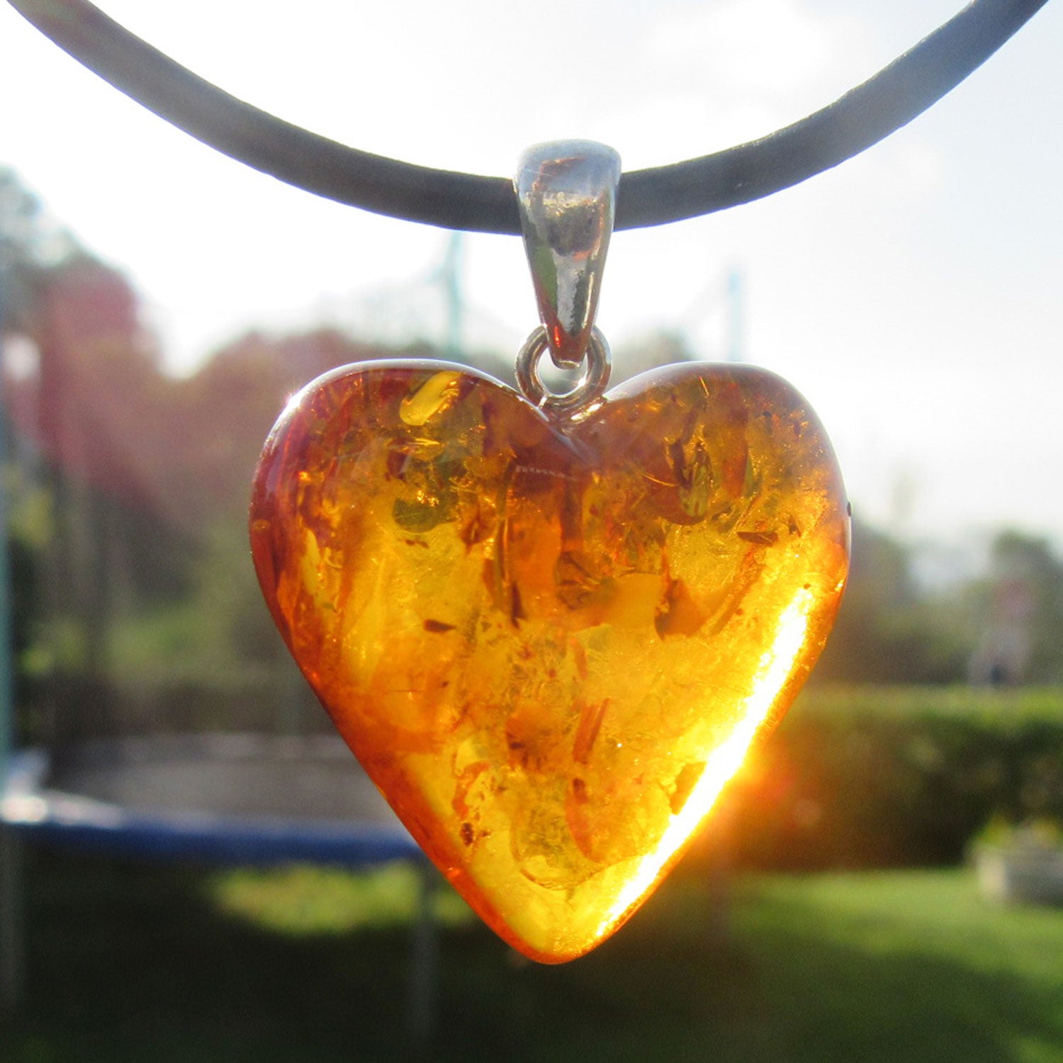 Kognacfarbenes Bernsteinherz mit Einschlüssen