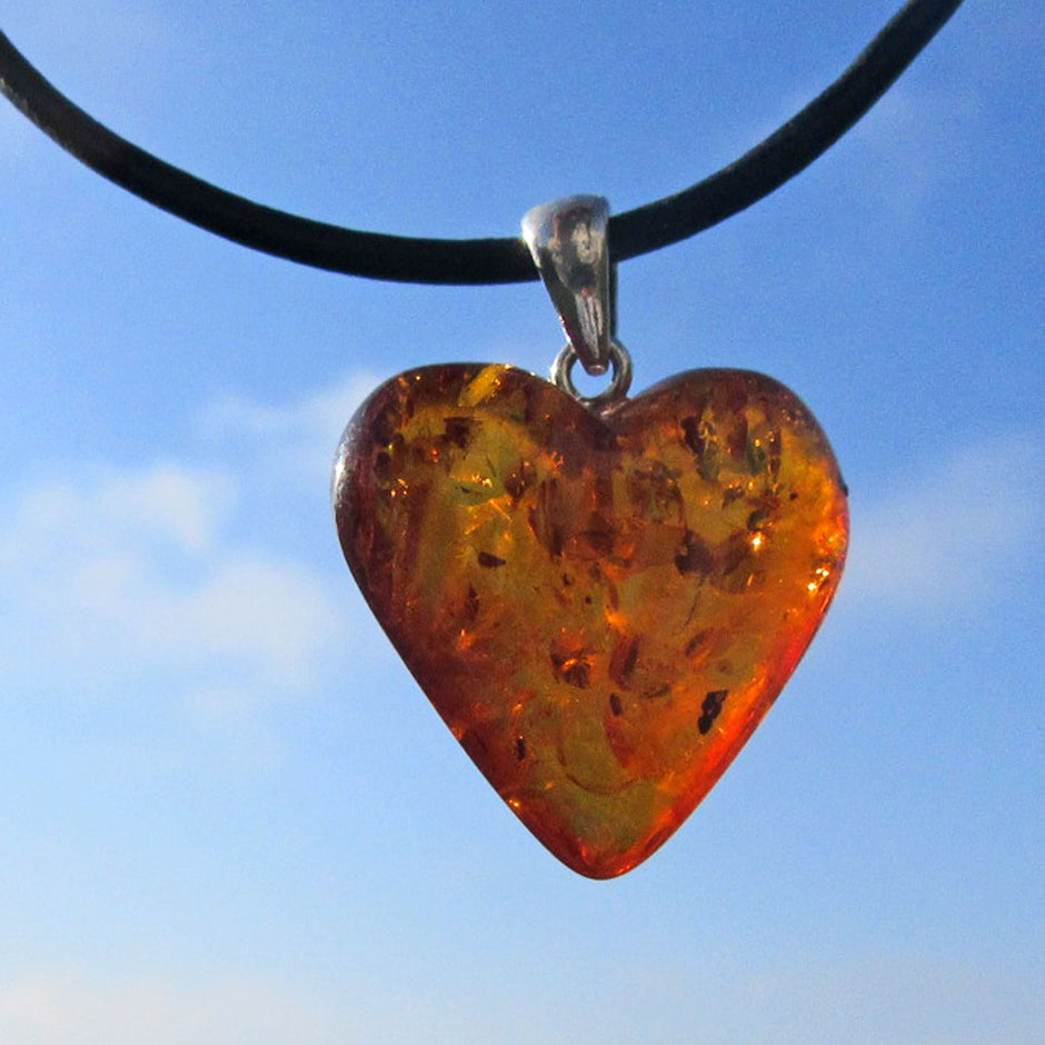 Kognacfarbenes Bernsteinherz mit Einschlüssen