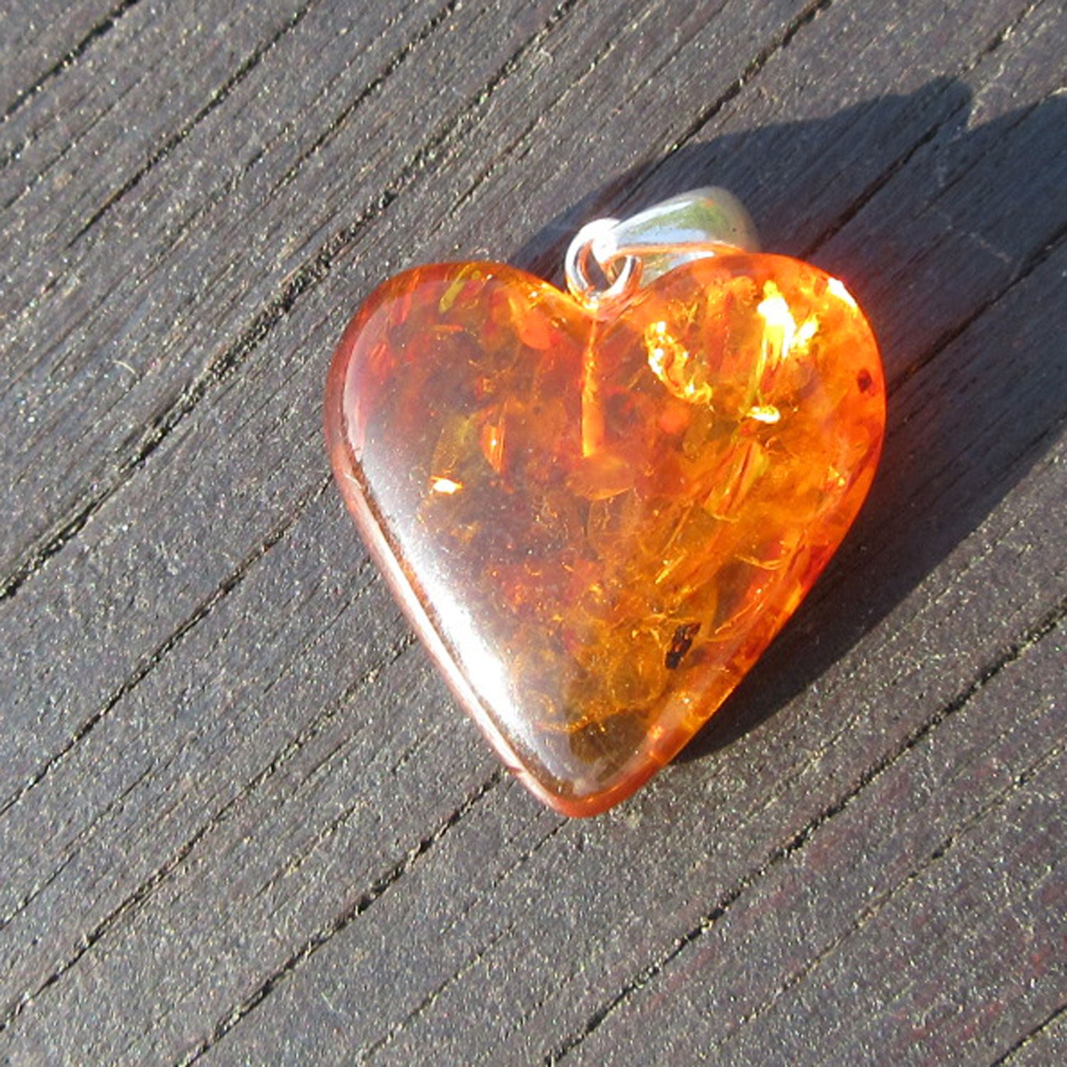 Kognacfarbenes Bernsteinherz mit Einschlüssen