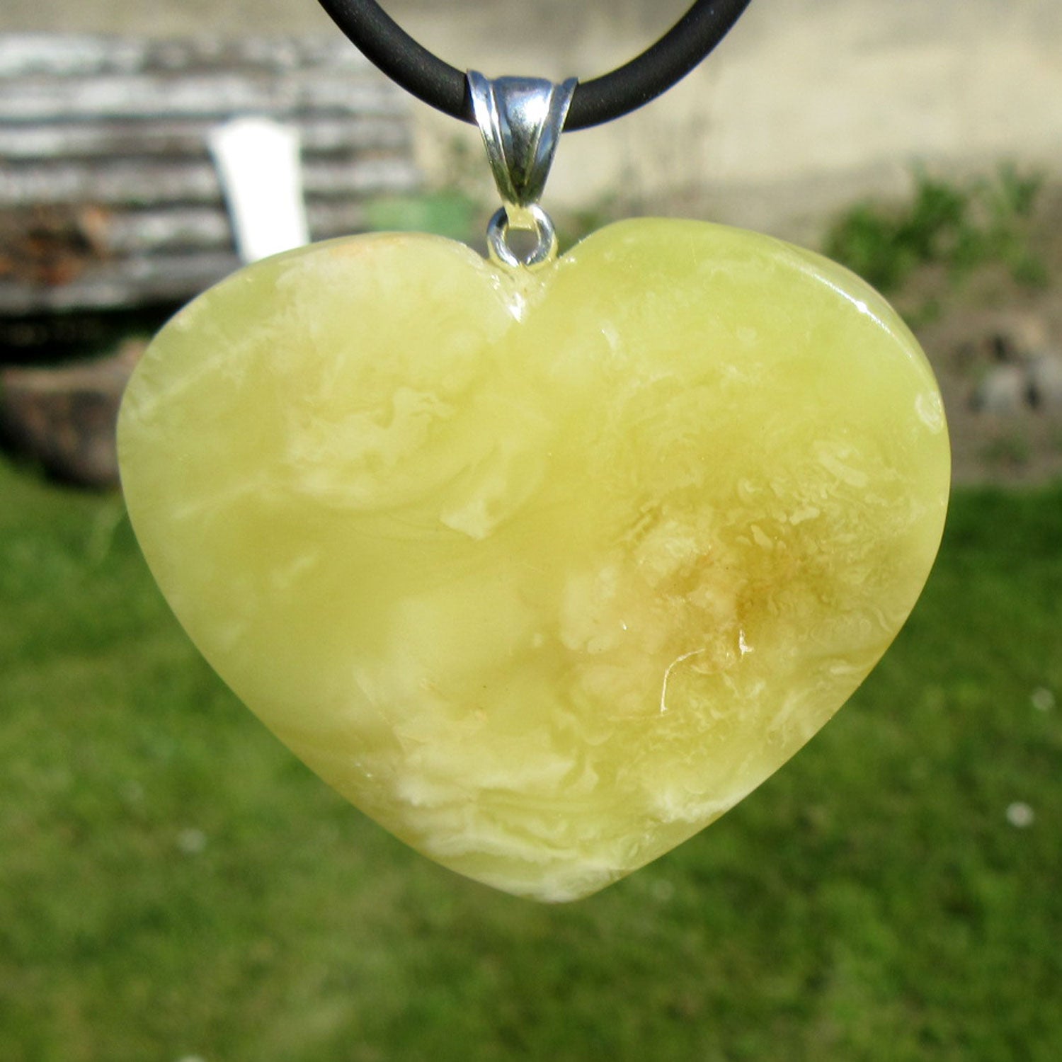 Großes elfenbeingelbes Bernsteinherz aus 925er Silber