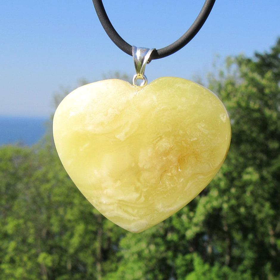 Großes elfenbeingelbes Bernsteinherz aus 925er Silber