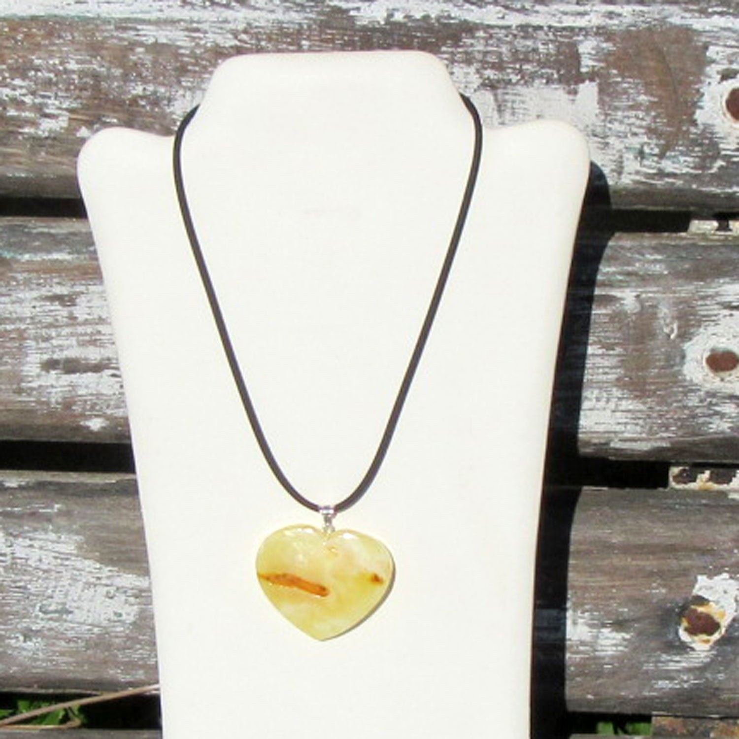 Großes elfenbeingelbes Bernsteinherz aus 925er Silber