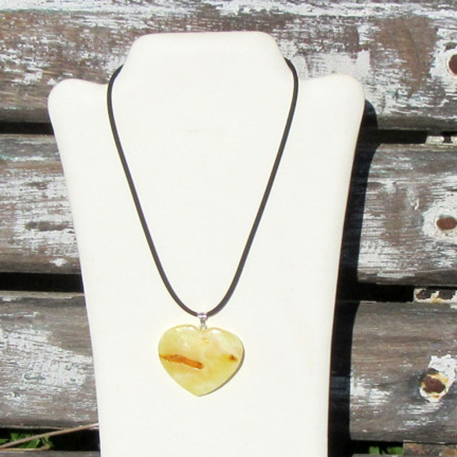 Großes elfenbeingelbes Bernsteinherz aus 925er Silber