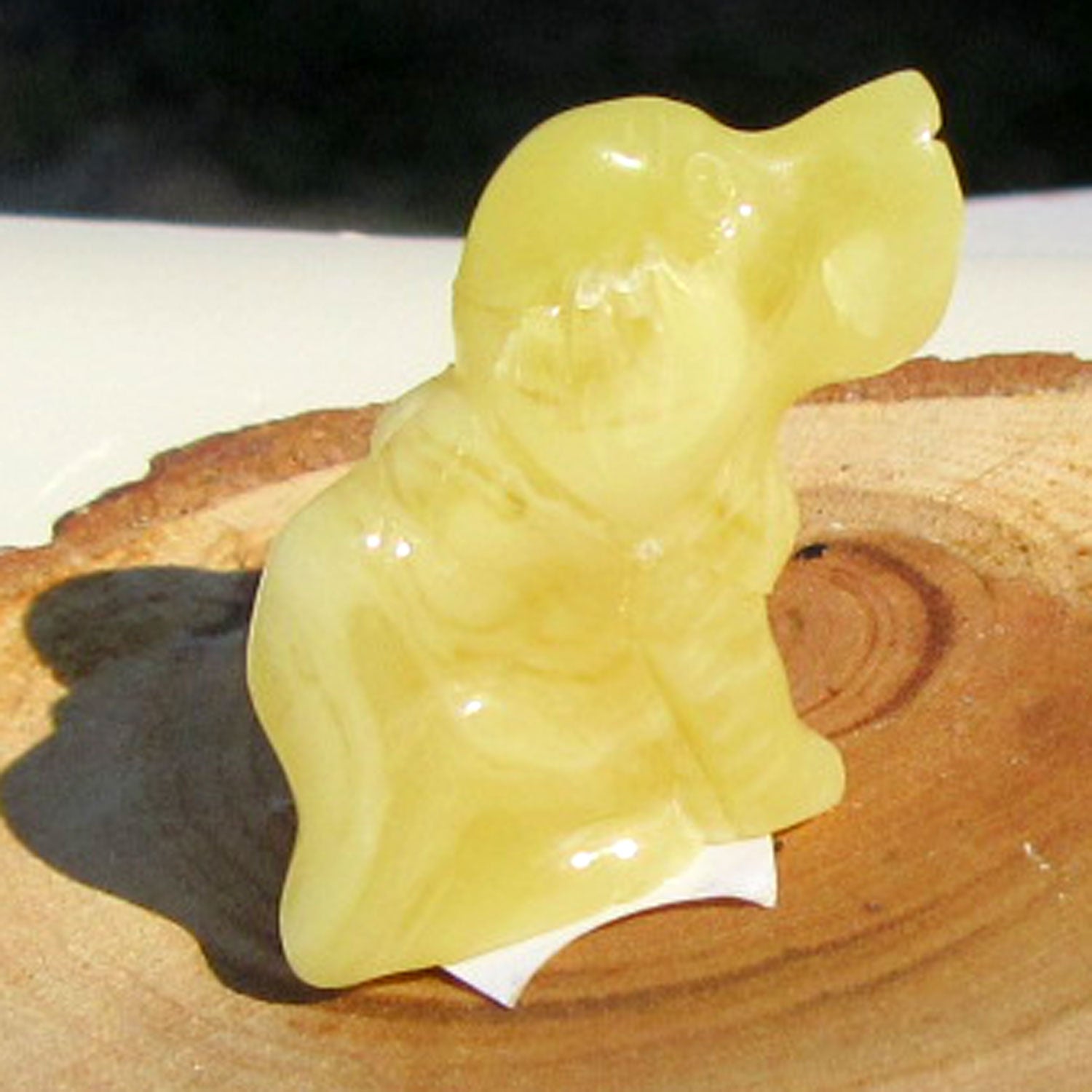 Hundefigur aus elfenbeinfarbenem Bernstein, Unikat