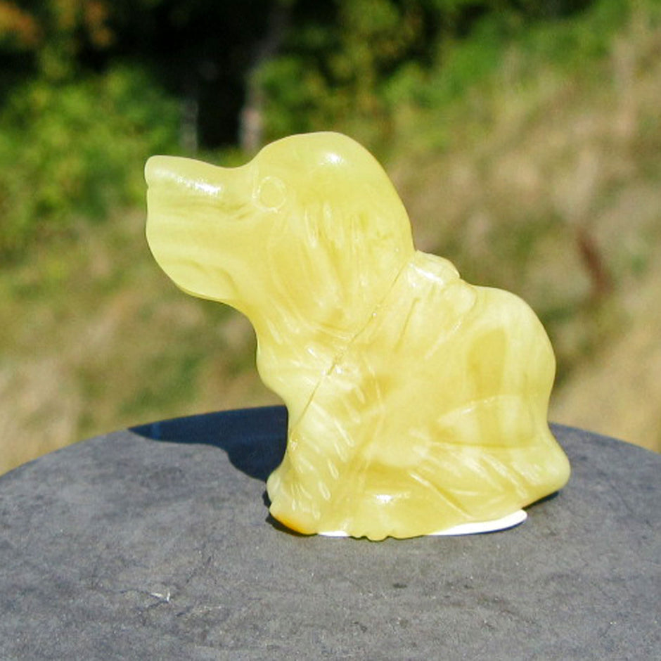 Hundefigur aus elfenbeinfarbenem Bernstein, Unikat