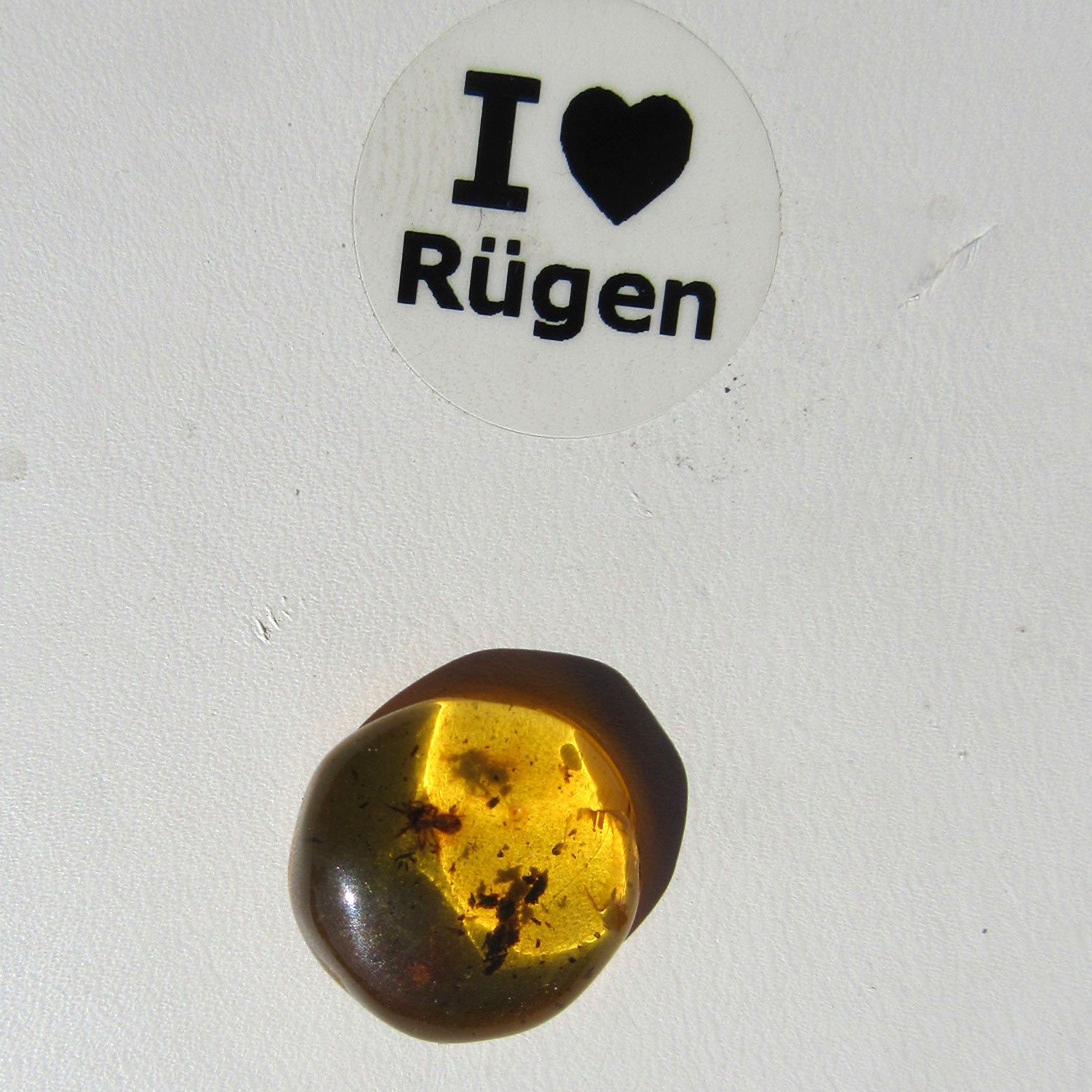 Kleiner Bernstein mit Spinneninkluse von Rügen, Einzelstück