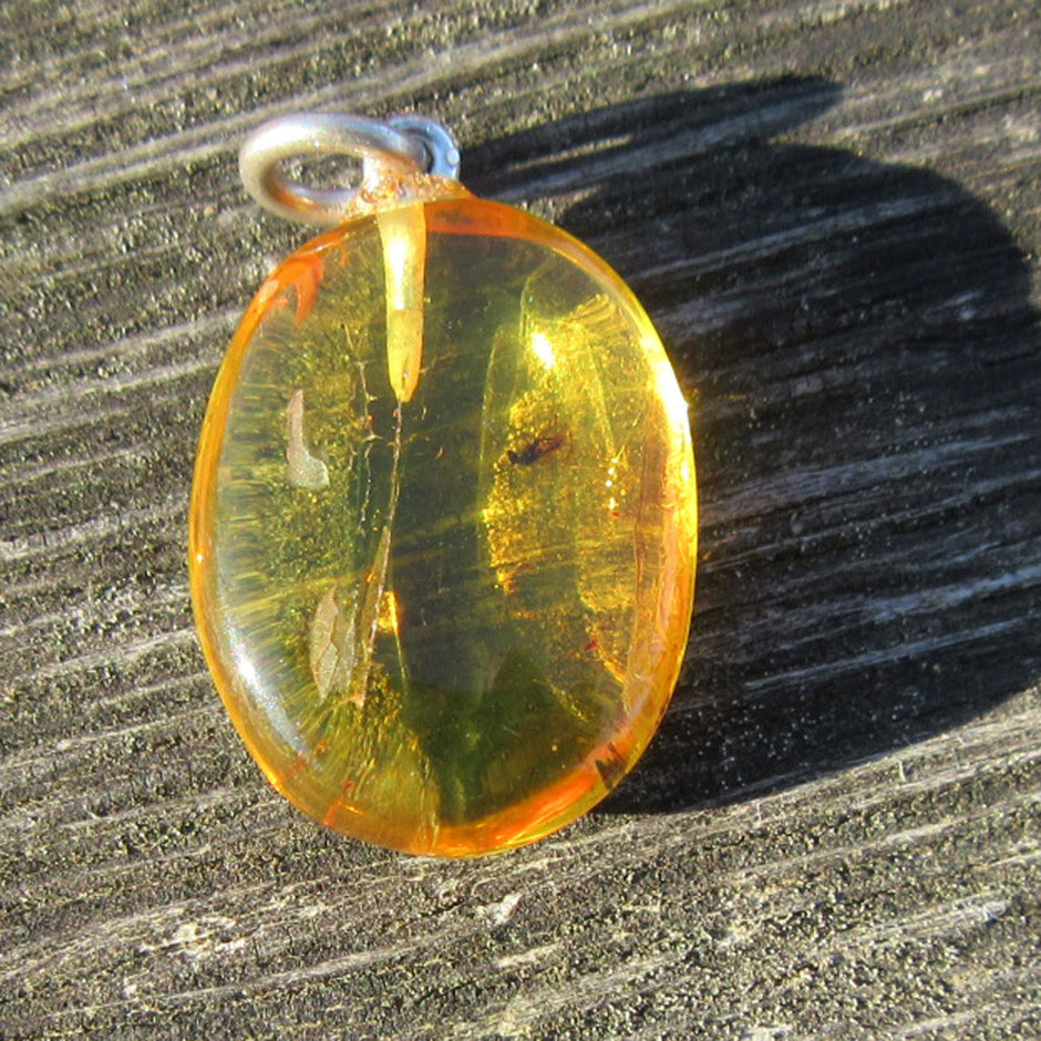 Schöner Bernsteinanhänger mit Inkluse mit Silberöse