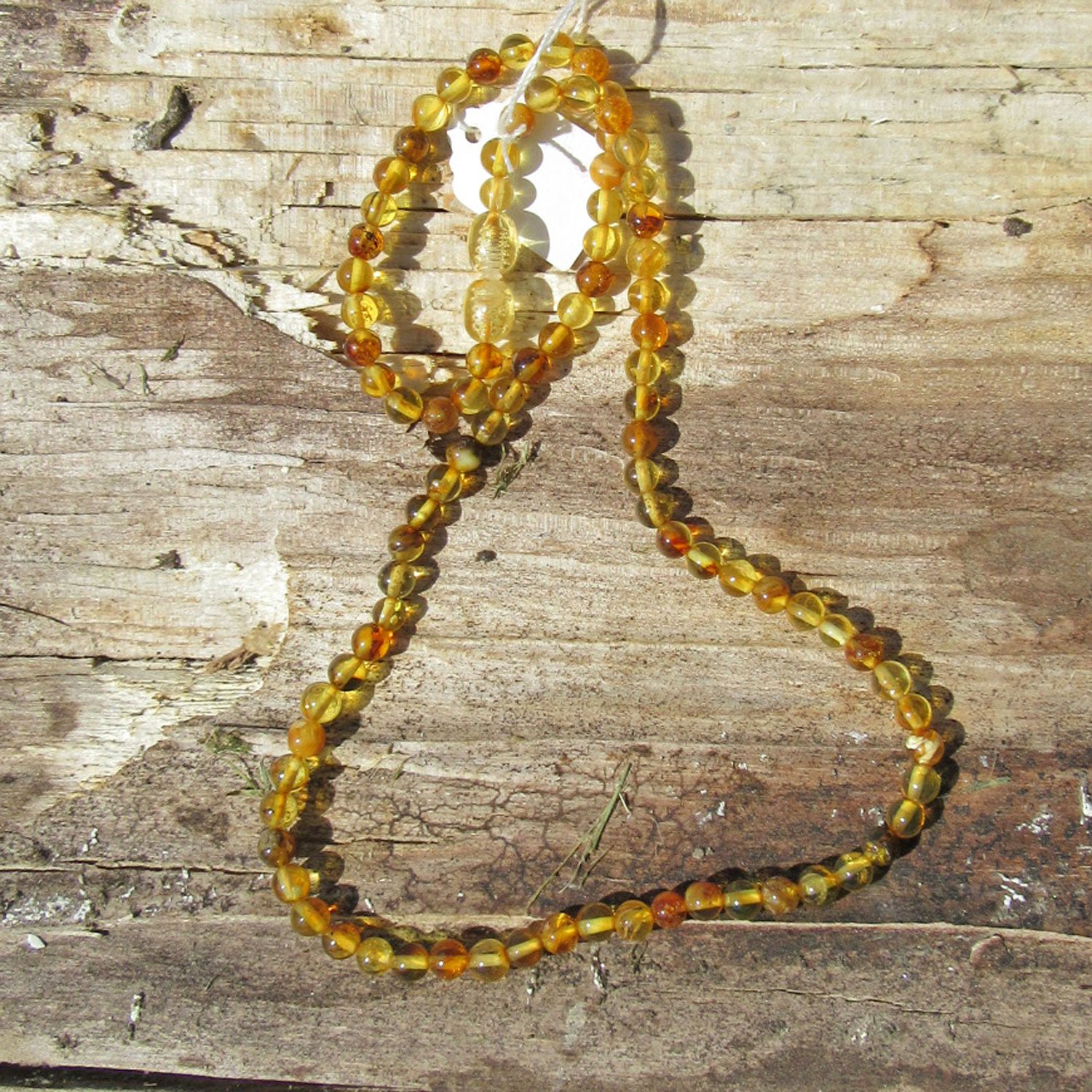 Einzelstück: Feine Kette aus bunten Bernsteinperlen