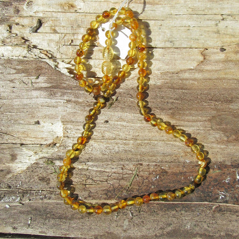 Einzelstück: Feine Kette aus bunten Bernsteinperlen