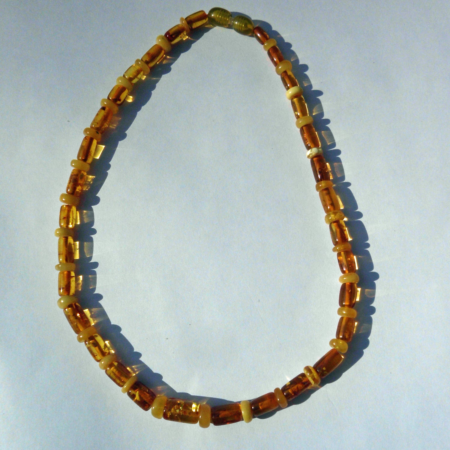 Kognacfarbene Bernsteinkette in Walzenform, Unikat
