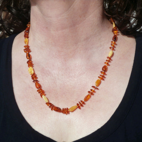Lange Kette aus flachen und olivenförmigen Bernsteinen