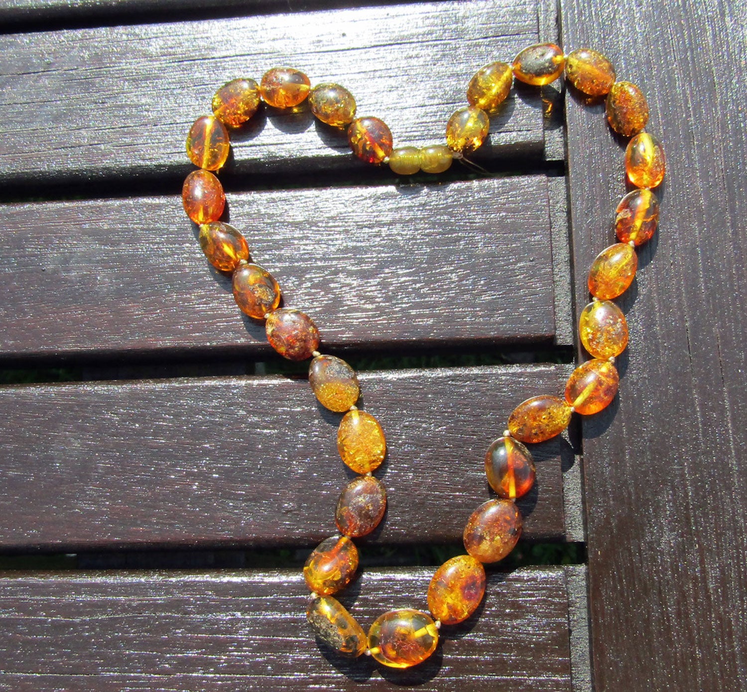 Einzigartige Bernsteinkette in Olivenform, poliert