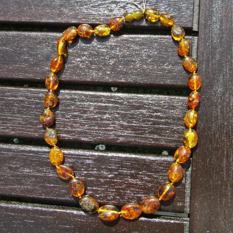 Einzigartige Bernsteinkette in Olivenform, poliert
