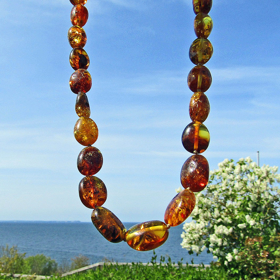 Einzigartige Bernsteinkette in Olivenform, poliert
