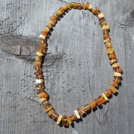 Einzelstück: Kette mit bunten, geschliffenen Bernsteinen