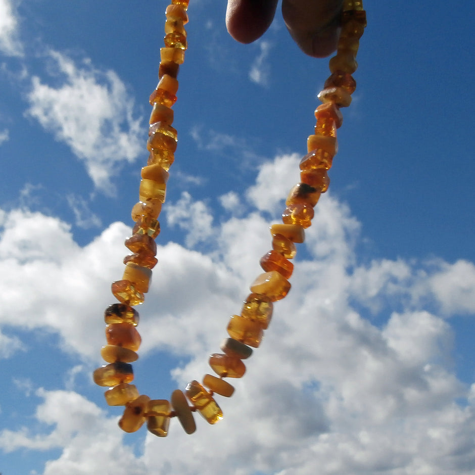 Einzelstück: Kette mit bunten, geschliffenen Bernsteinen