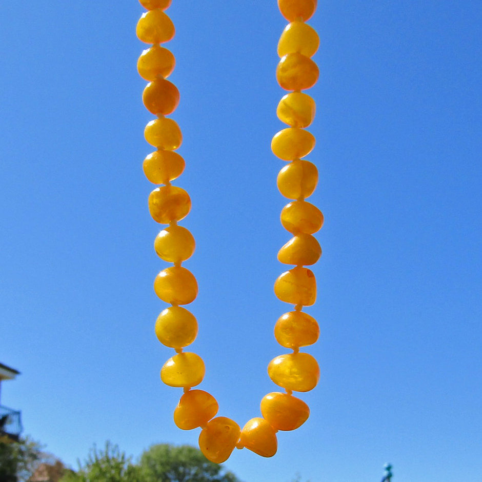 Handgefertigte Kette mit butterscotch Bernsteinperlen