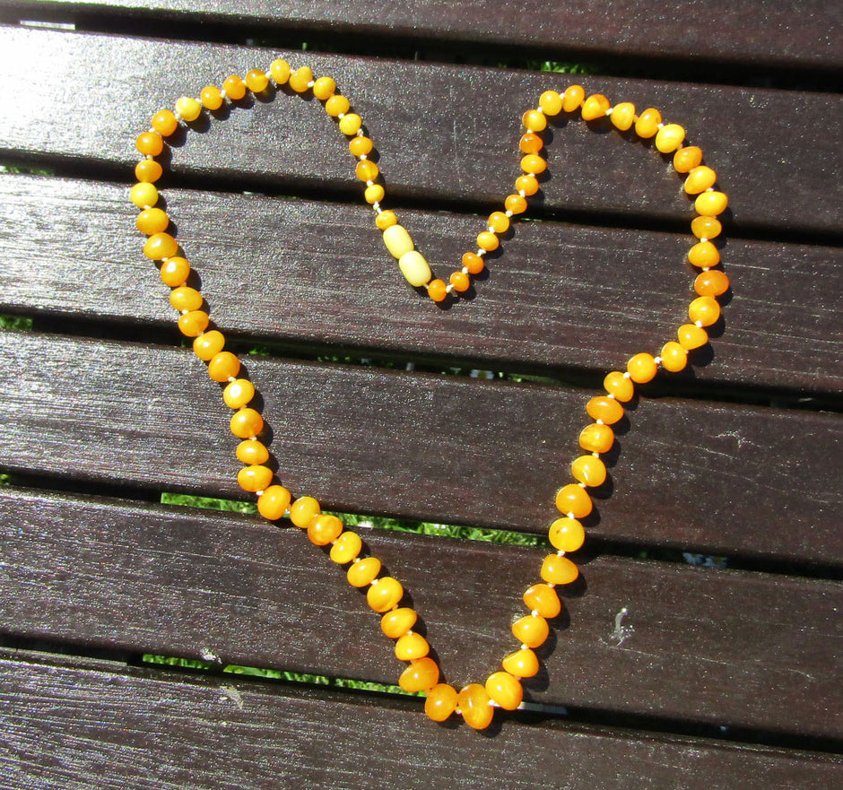 Handgefertigte Kette mit butterscotch Bernsteinperlen