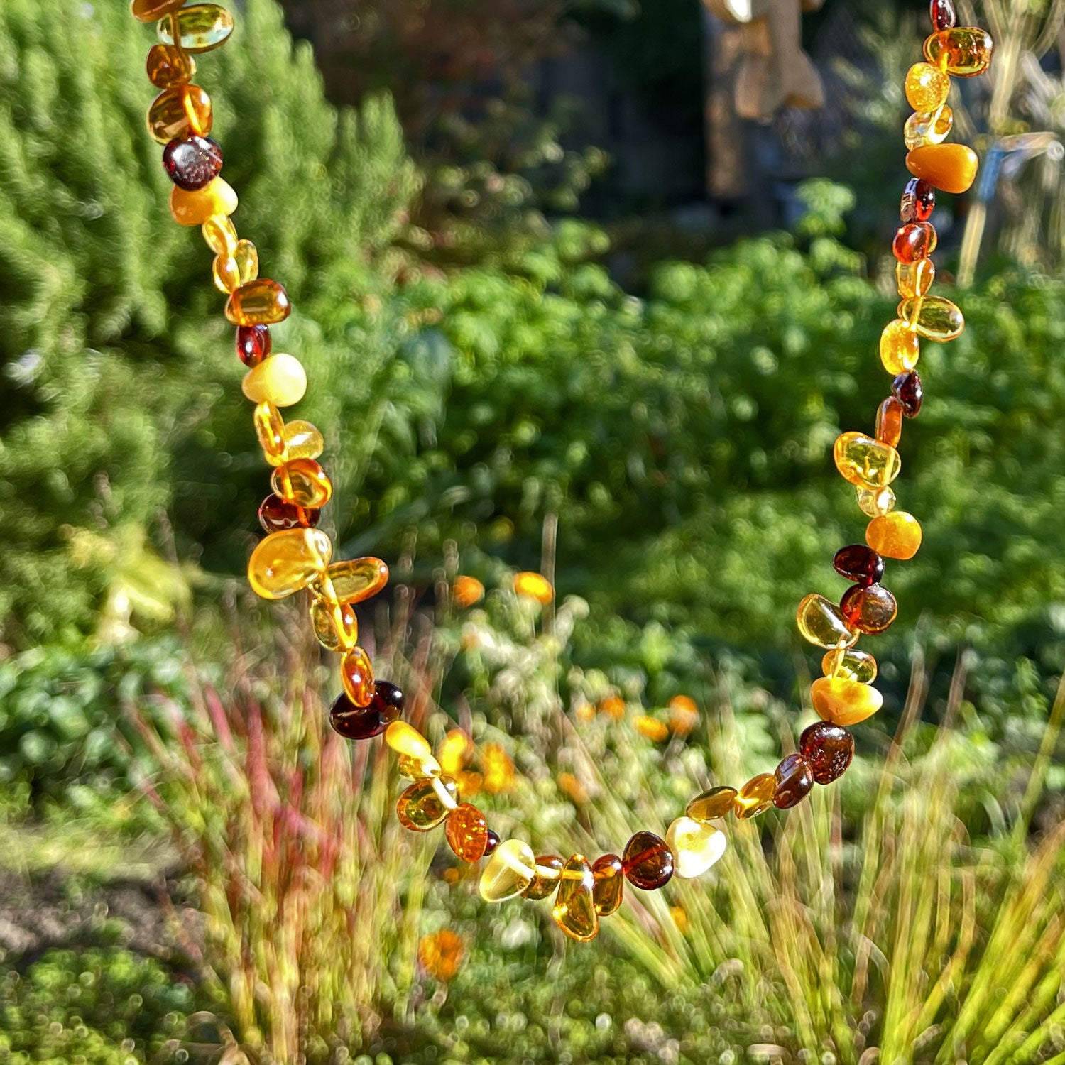 Einzigartige Bernstein-Kette mit farbigen Plättchen