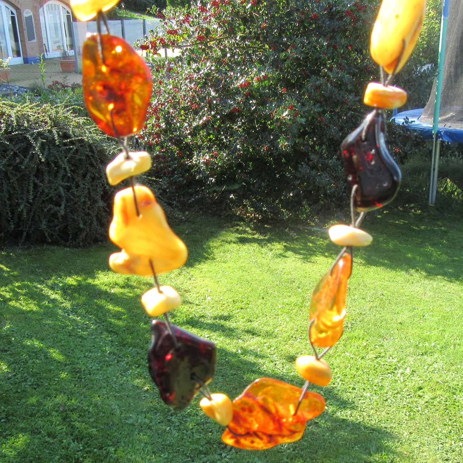 Bernsteincollier mit verschiedenen polierten Steinen