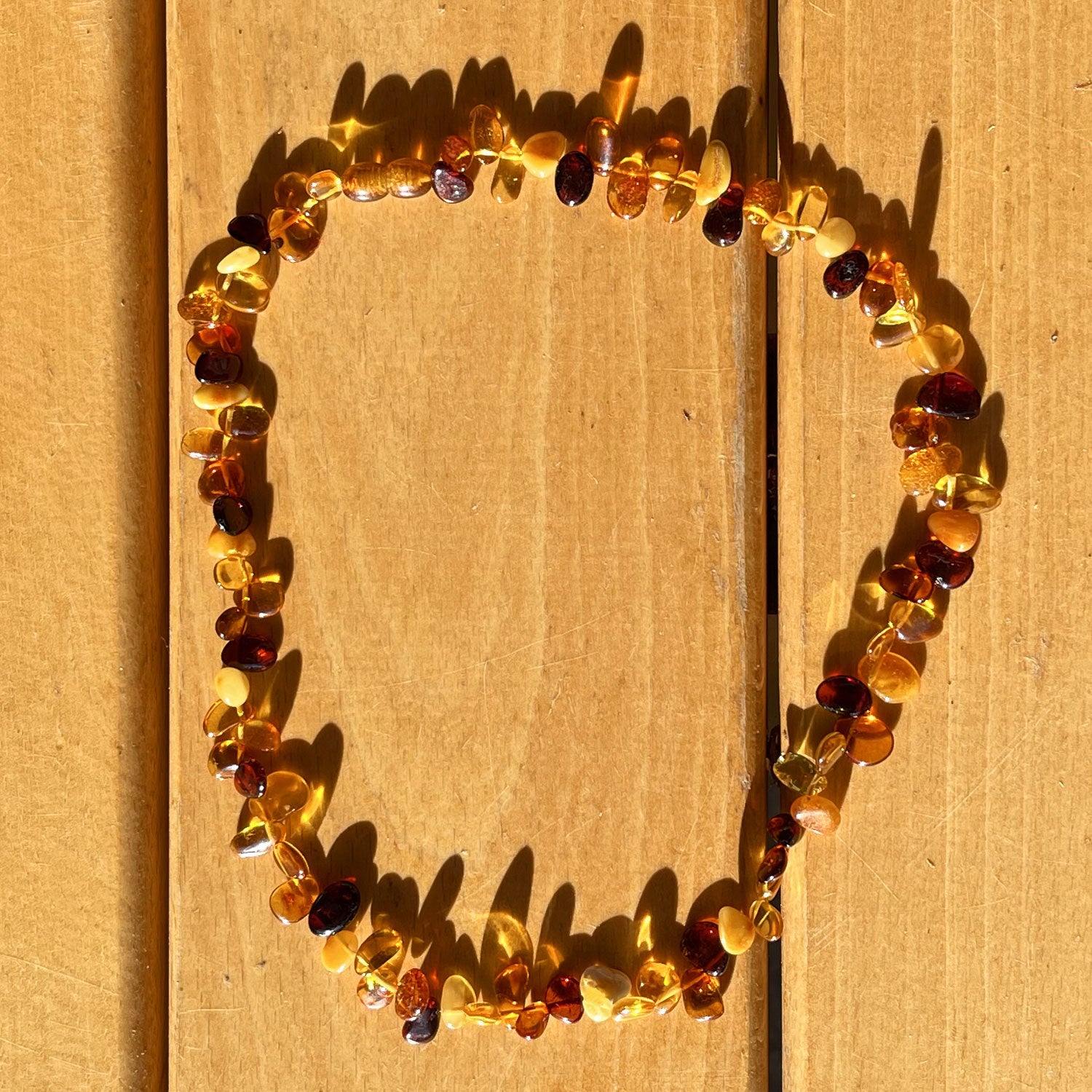 Einzigartige Bernstein-Kette mit farbigen Plättchen