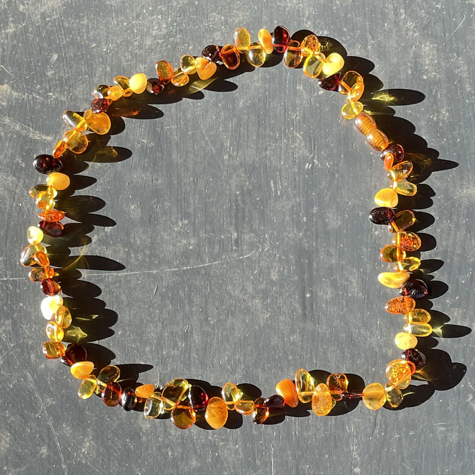 Einzigartige Bernstein-Kette mit farbigen Plättchen