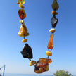 Bernsteincollier mit verschiedenen polierten Steinen