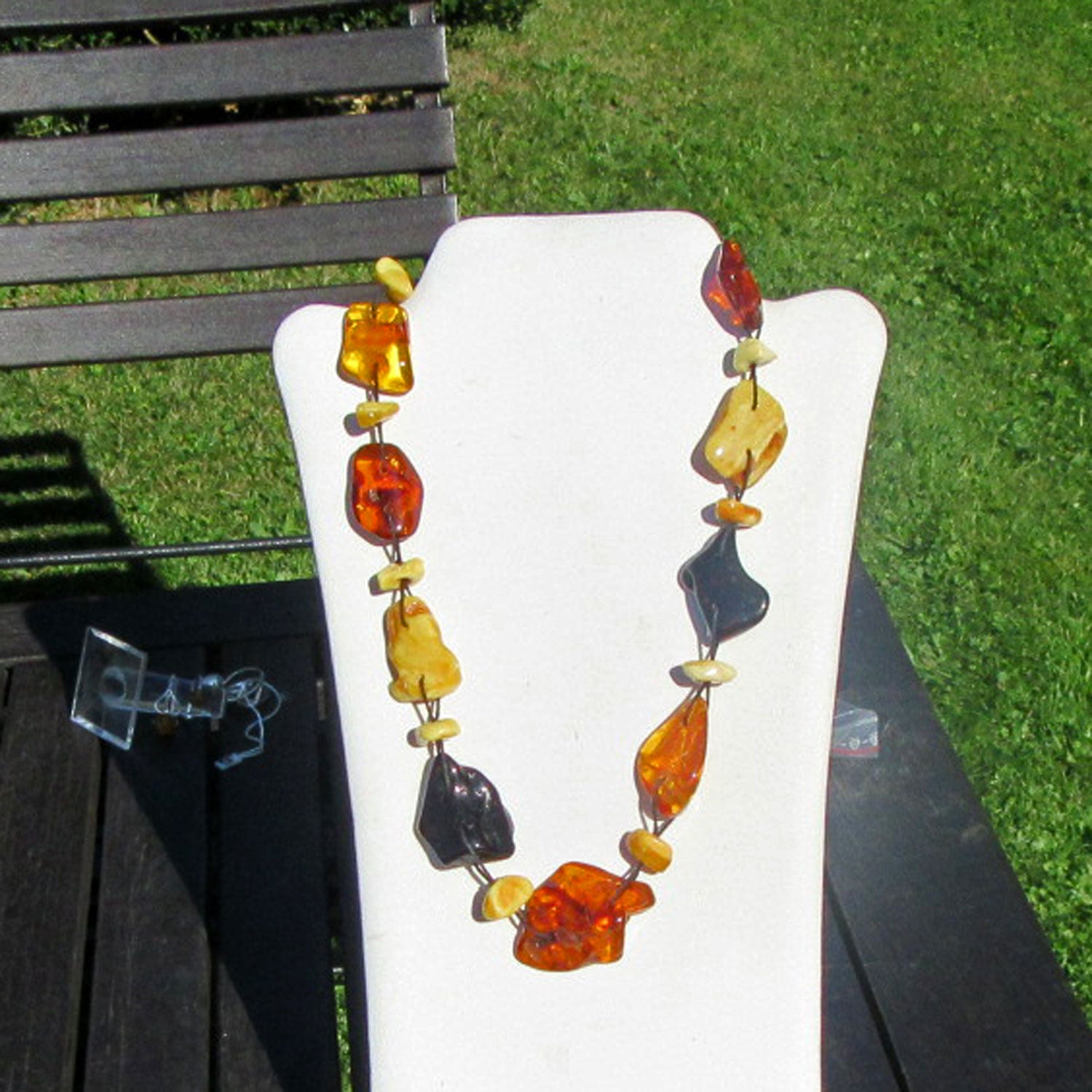 Bernsteincollier mit verschiedenen polierten Steinen