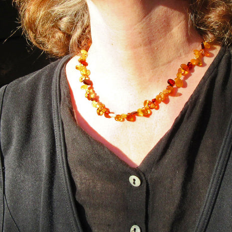 Einzigartige Bernstein-Kette mit farbigen Plättchen