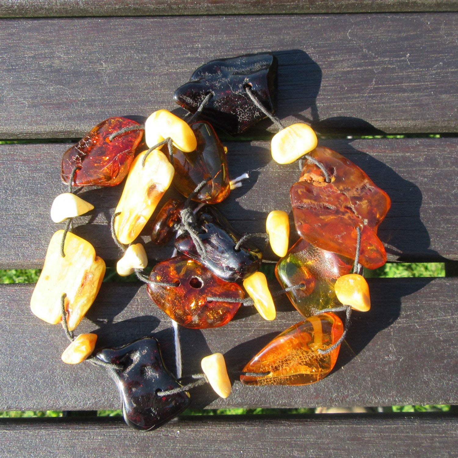 Bernsteincollier mit verschiedenen polierten Steinen