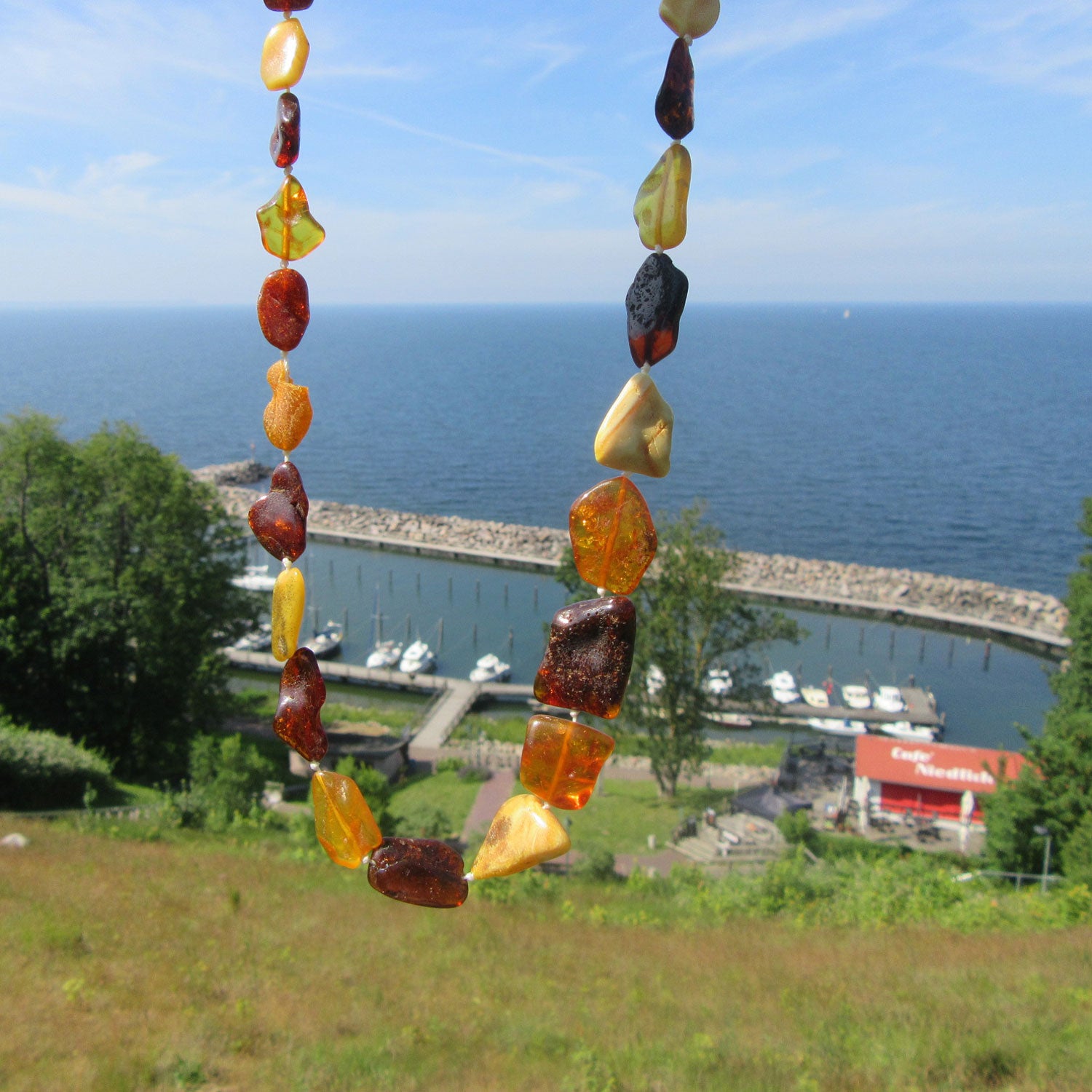 Kette aus polierten Bernsteinen von der Ostsee-Insel
