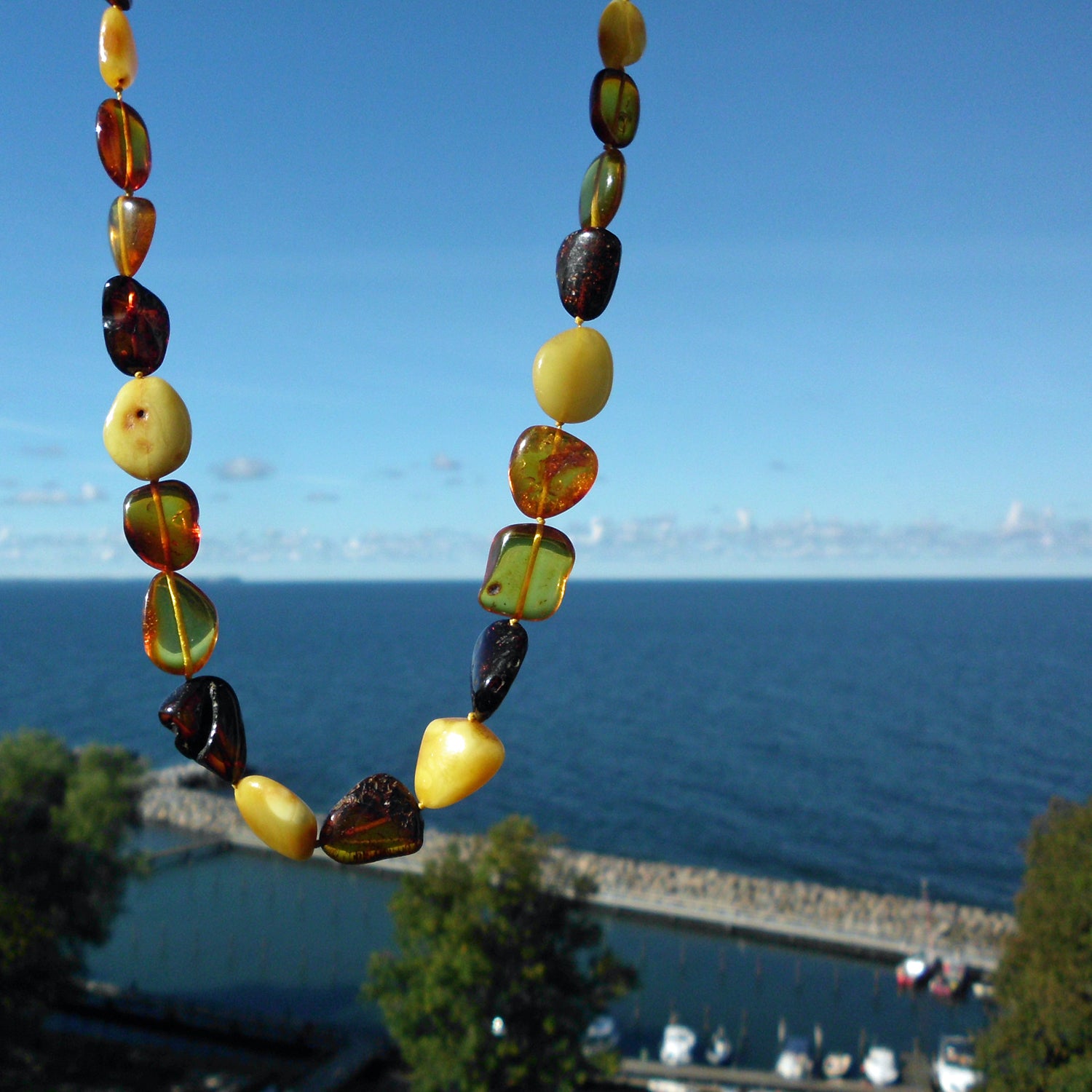 Einzigartige Bernstein-Kette aus farbigen Nuggets, 54 cm