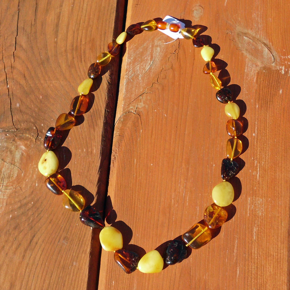 Einzigartige Bernstein-Kette aus farbigen Nuggets, 54 cm