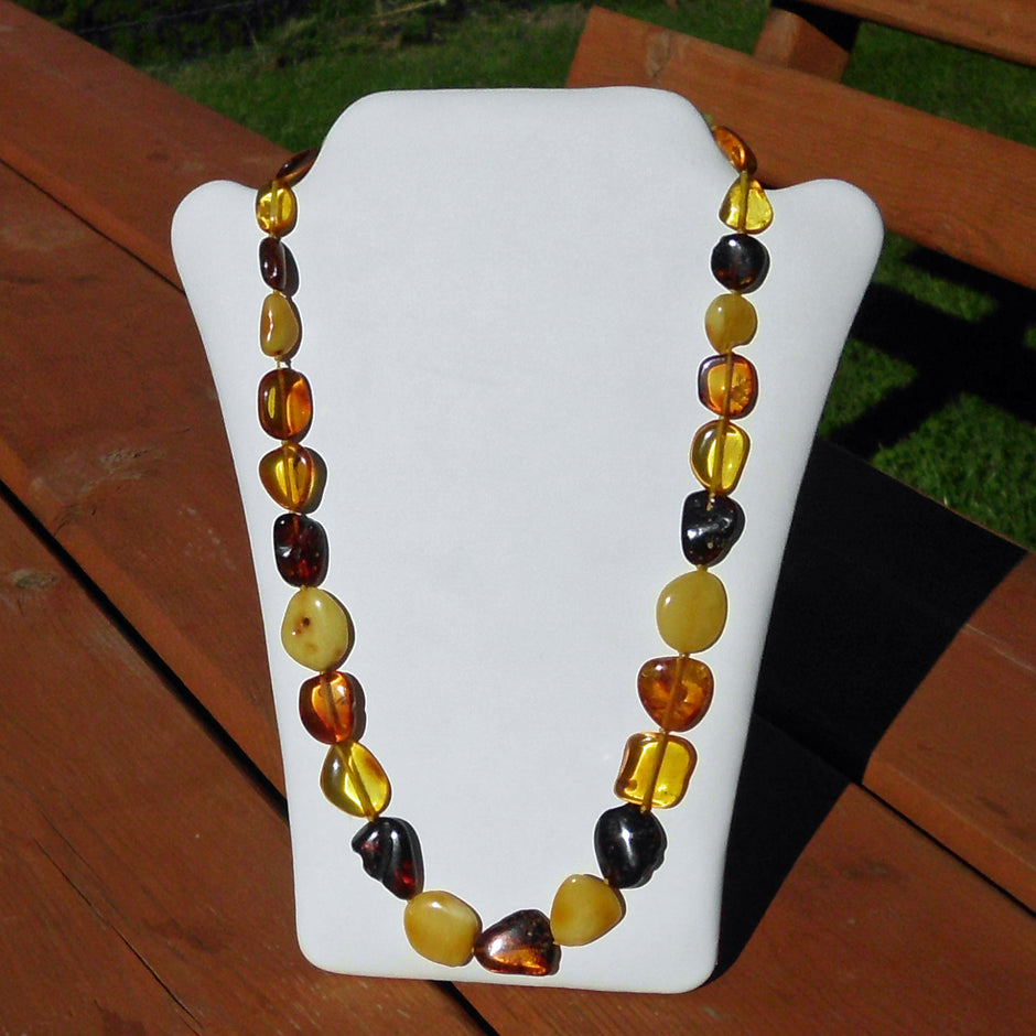 Einzigartige Bernstein-Kette aus farbigen Nuggets, 54 cm