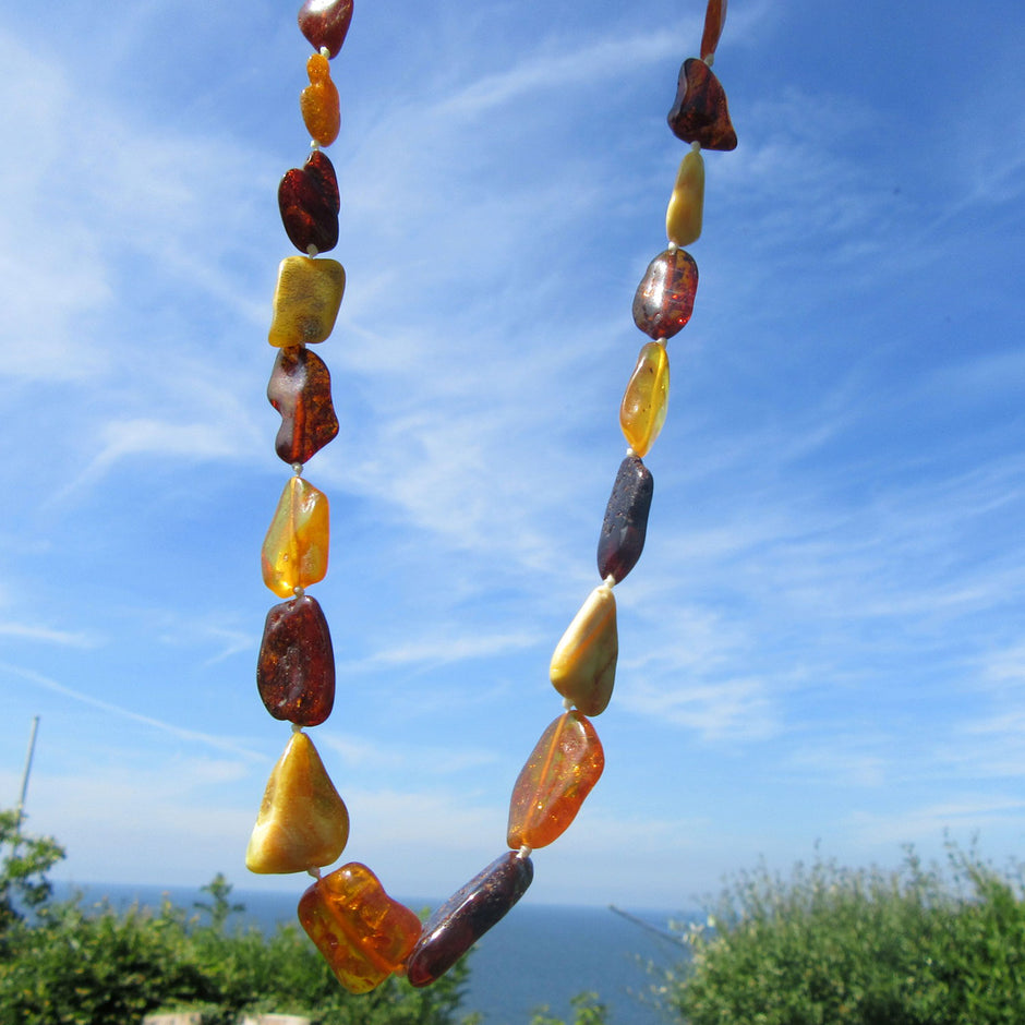Kette aus polierten Bernsteinen von der Ostsee-Insel