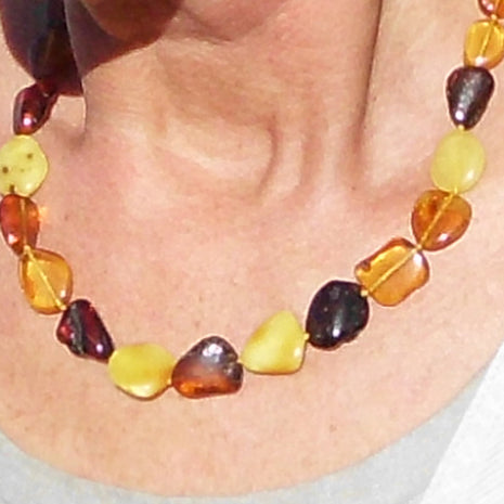 Einzigartige Bernstein-Kette aus farbigen Nuggets, 54 cm