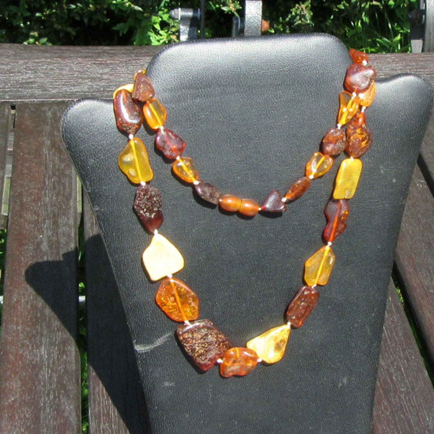 Kette aus polierten Bernsteinen von der Ostsee-Insel