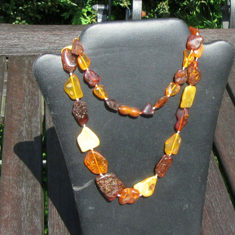 Kette aus polierten Bernsteinen von der Ostsee-Insel