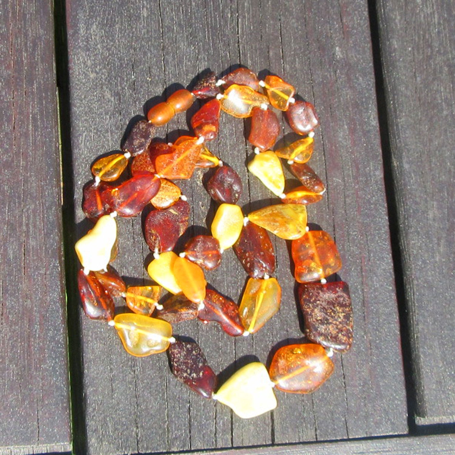 Kette aus polierten Bernsteinen von der Ostsee-Insel