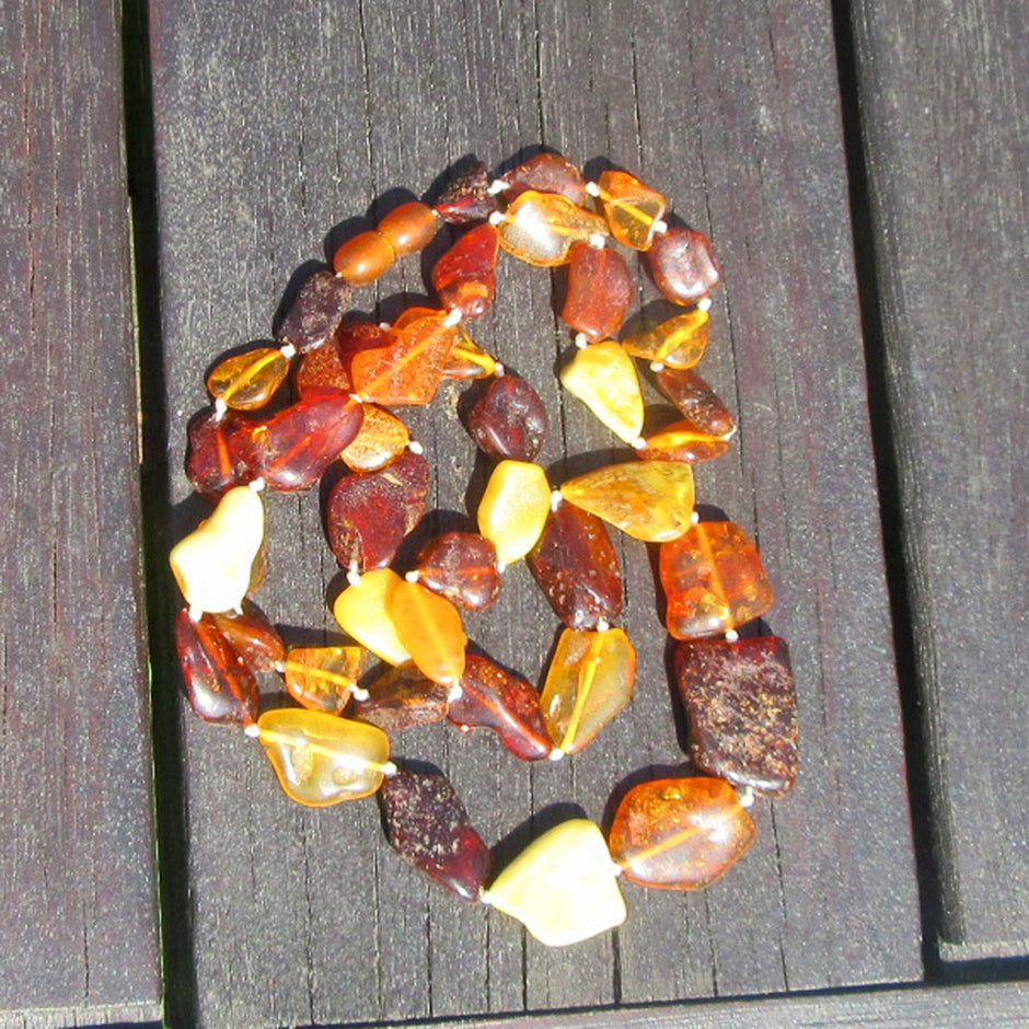 Kette aus polierten Bernsteinen von der Ostsee-Insel