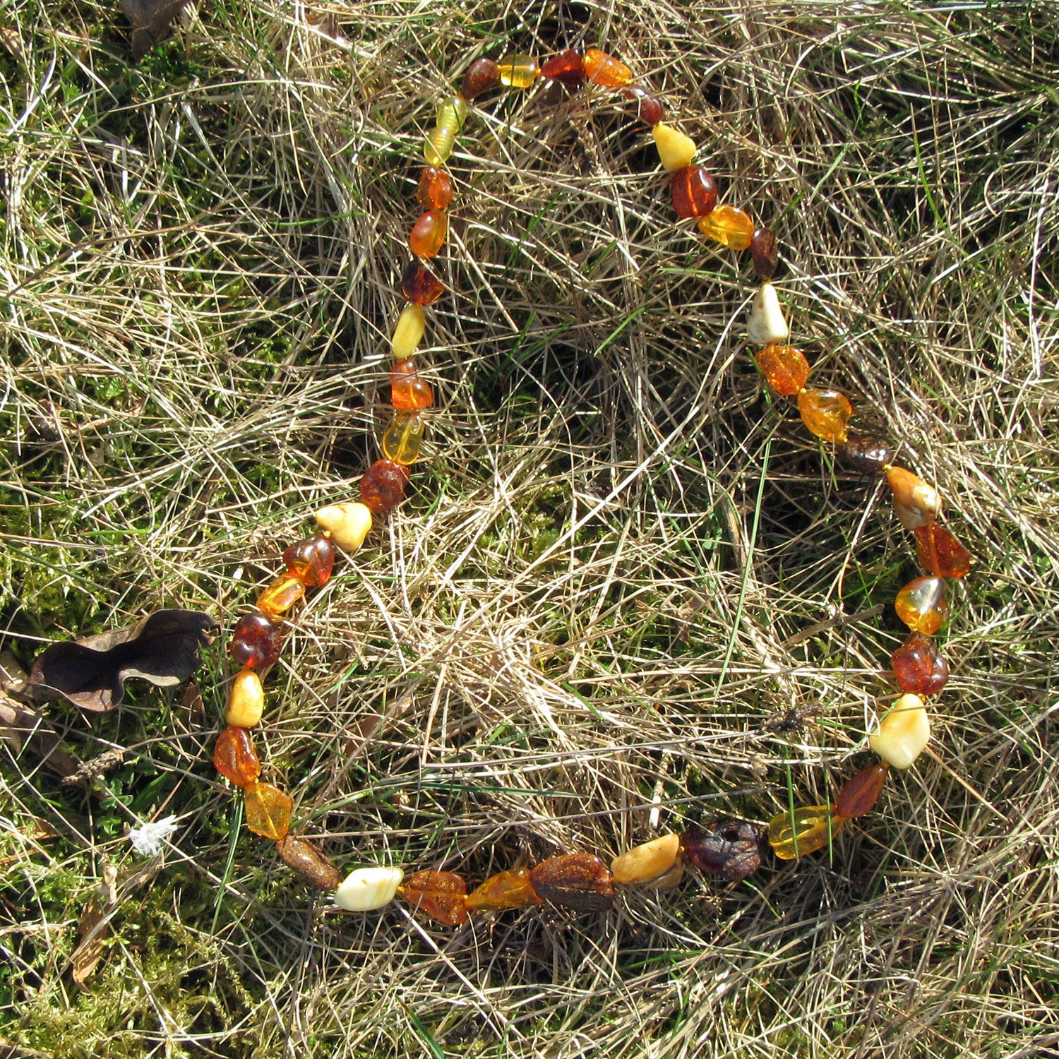 Lange Kette aus verschiedenfarbigen Bernsteinen, Unikat