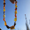 Lange Kette aus verschiedenfarbigen Bernsteinen, Unikat