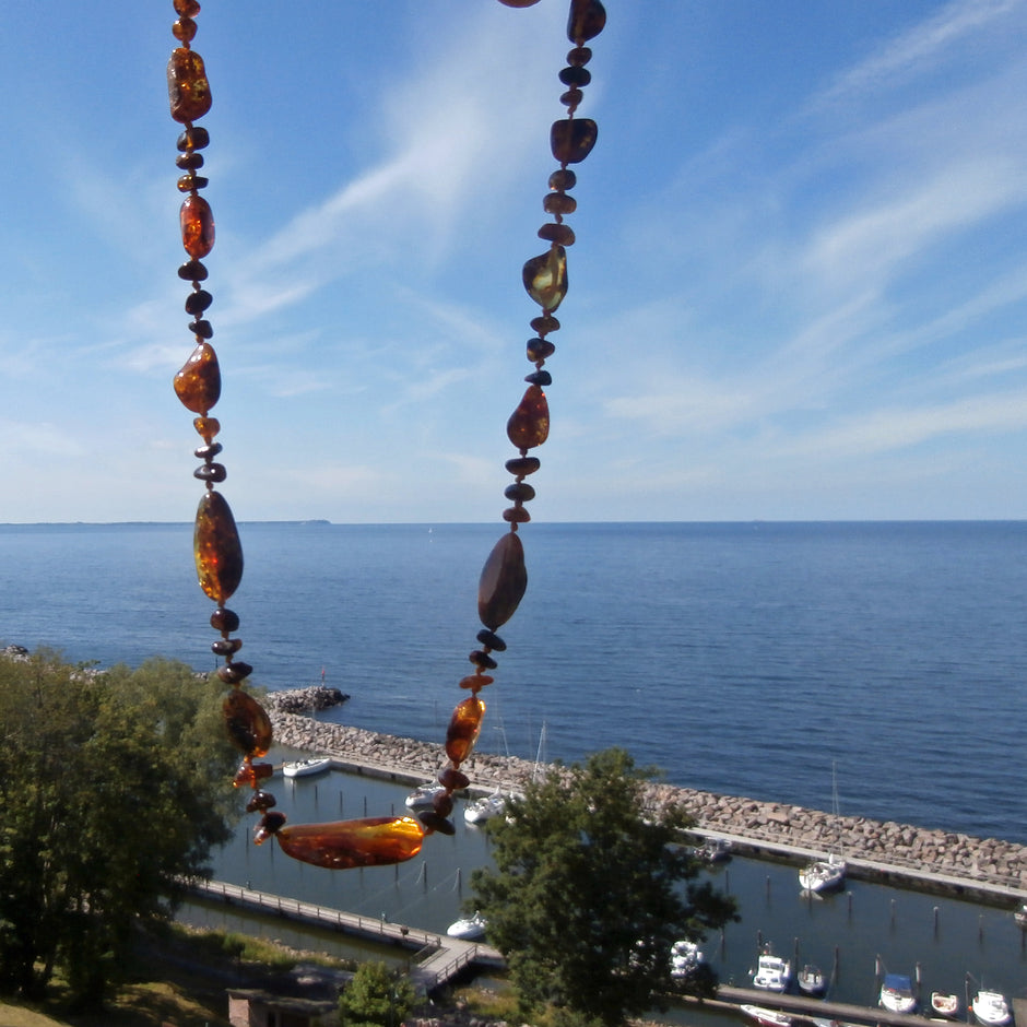 Dunkle Bernsteinkette mit Einschlüssen, 62 cm lang