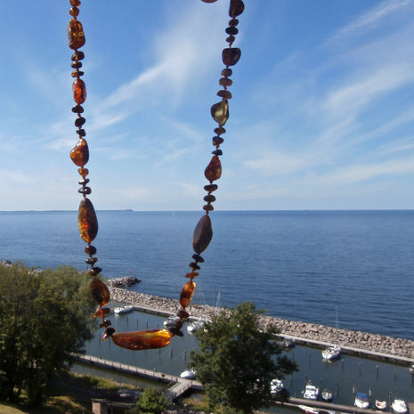 Dunkle Bernsteinkette mit Einschlüssen, 62 cm lang