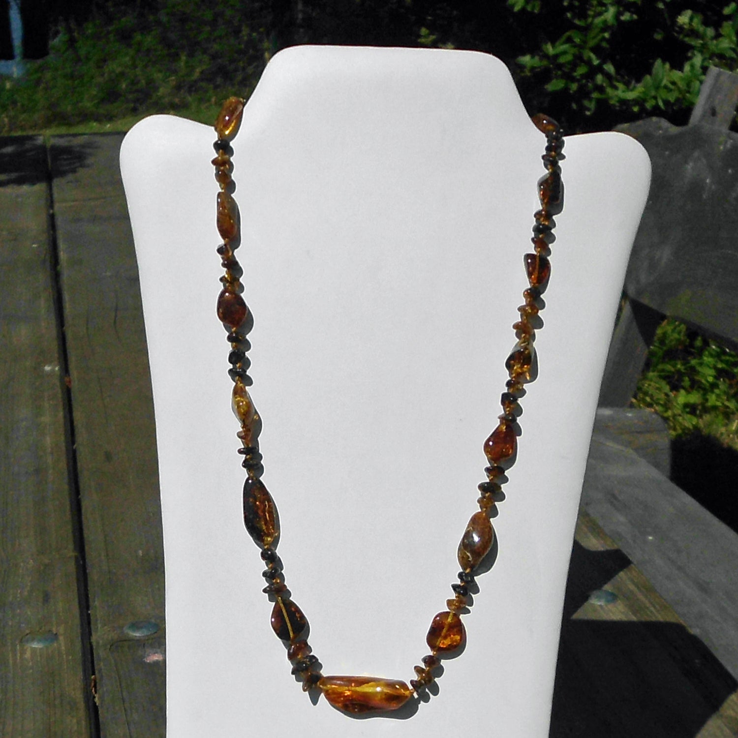 Dunkle Bernsteinkette mit Einschlüssen, 62 cm lang