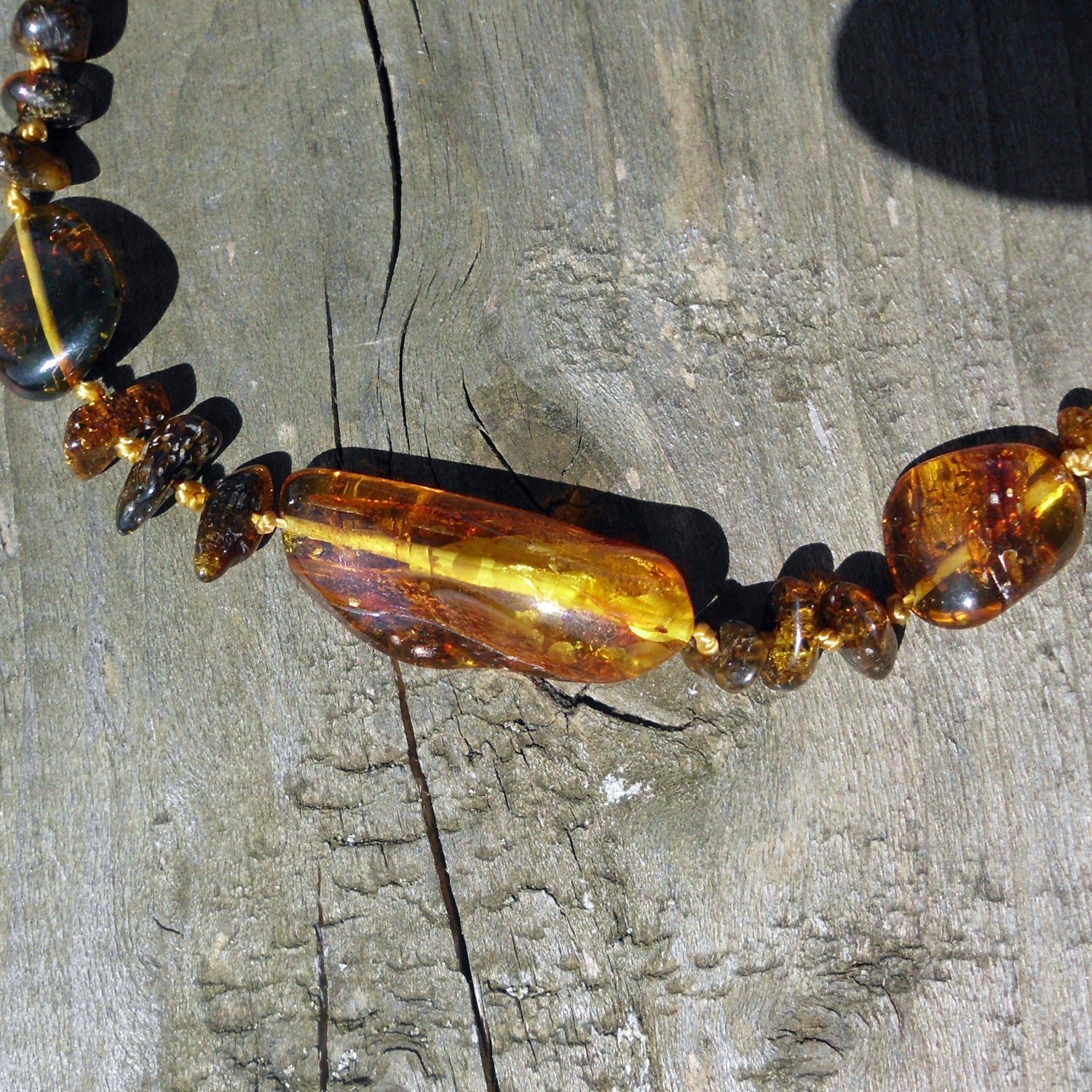 Dunkle Bernsteinkette mit Einschlüssen, 62 cm lang