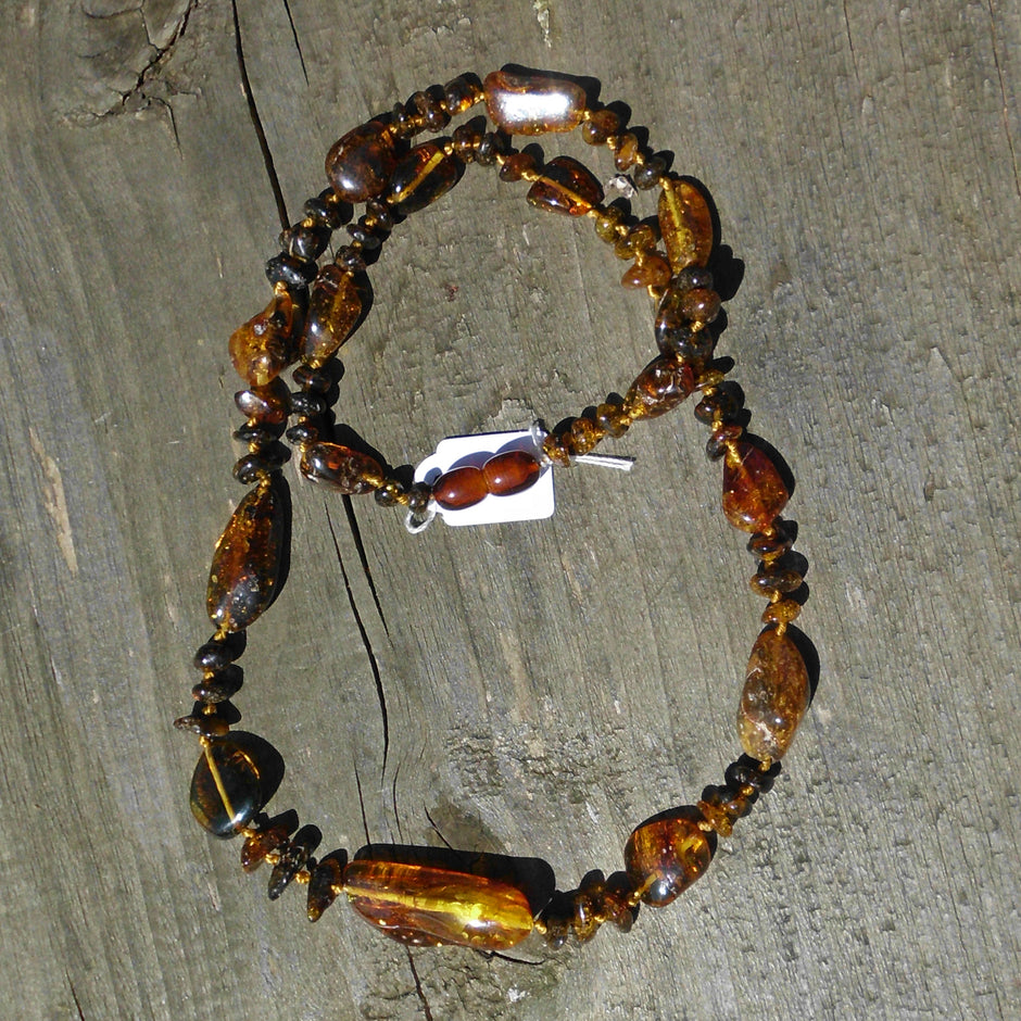 Dunkle Bernsteinkette mit Einschlüssen, 62 cm lang