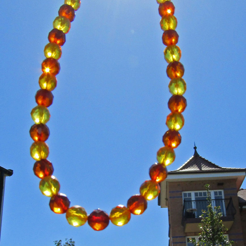 Einzigartige Bernsteinkette aus facettierten Perlen