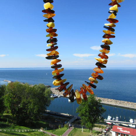 Einzelstück: Lange Kette aus flachen, bunten Bernsteinen